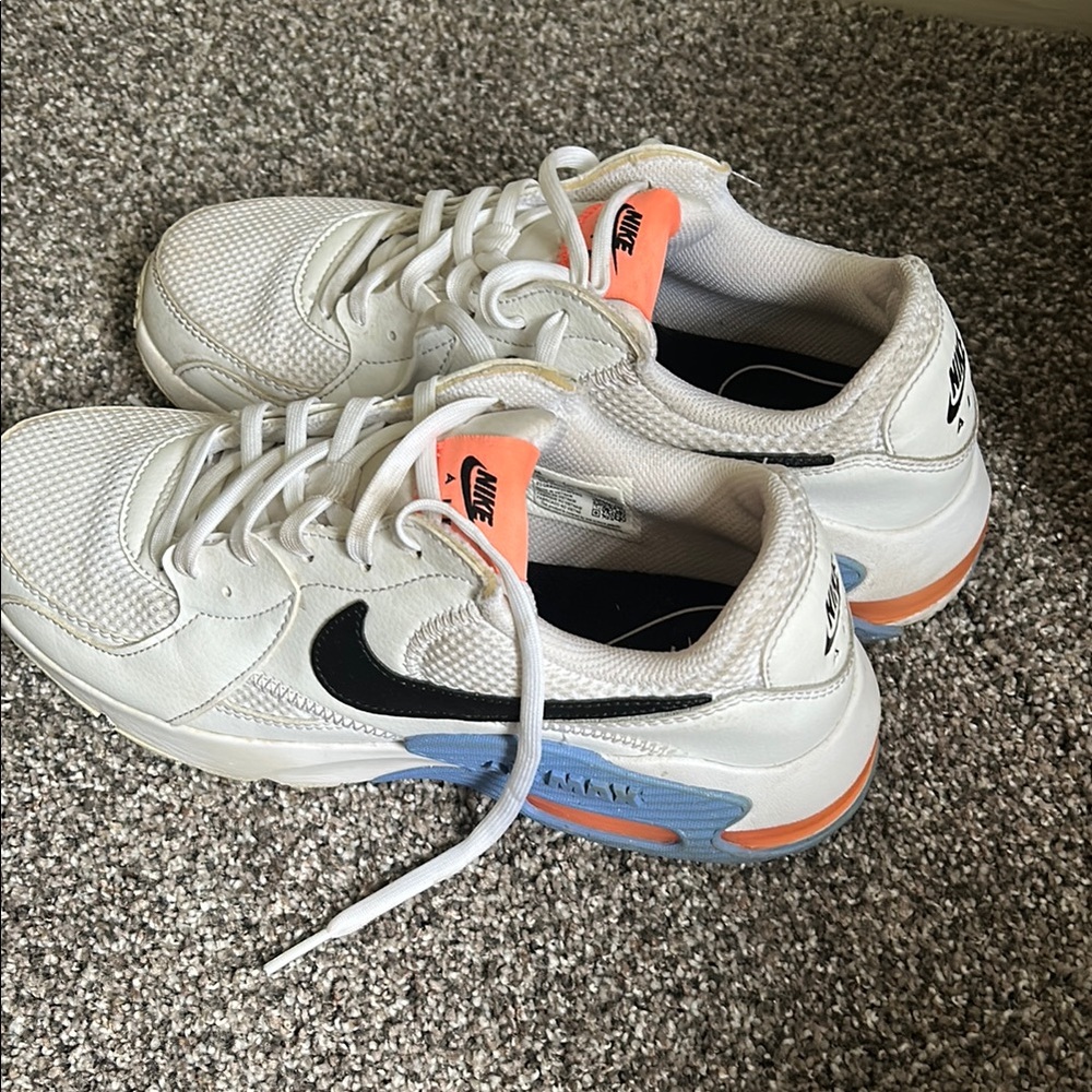 Nike White and Black Sneakers Modern Athletic Style